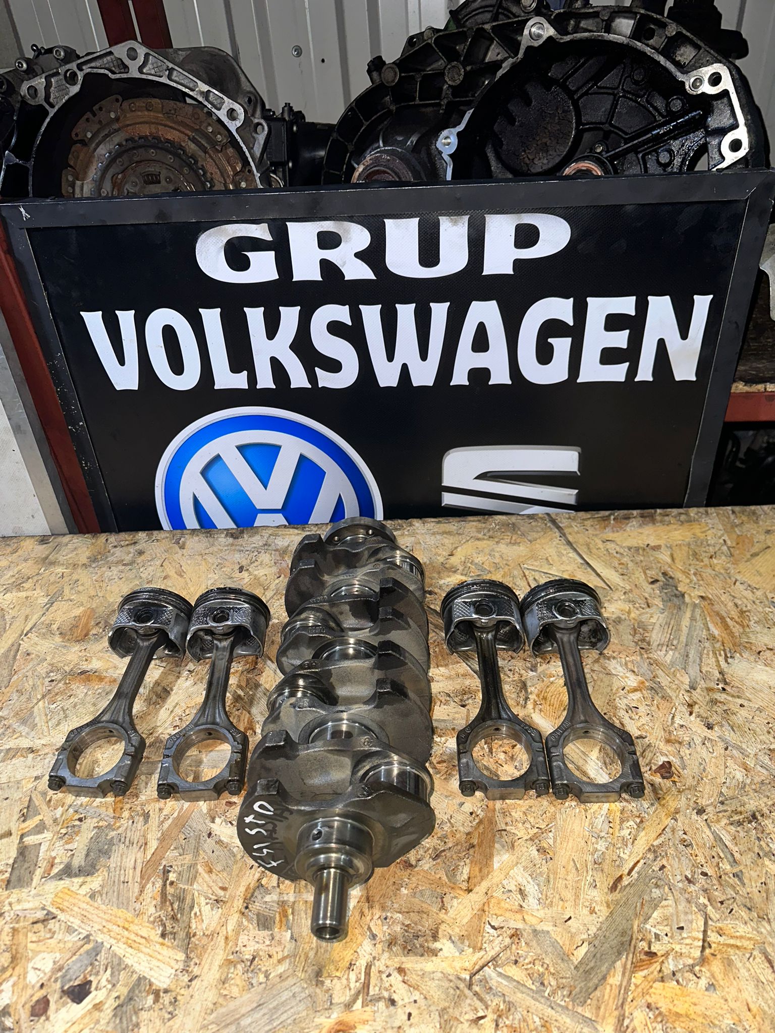 Volkswagen Jetta 1.6 FSI Motor Krank Mili ve Takım Piston Kolu Volkswagen Jetta 1.6 FSI Motor Krank Mili ve Takım Piston Kolu