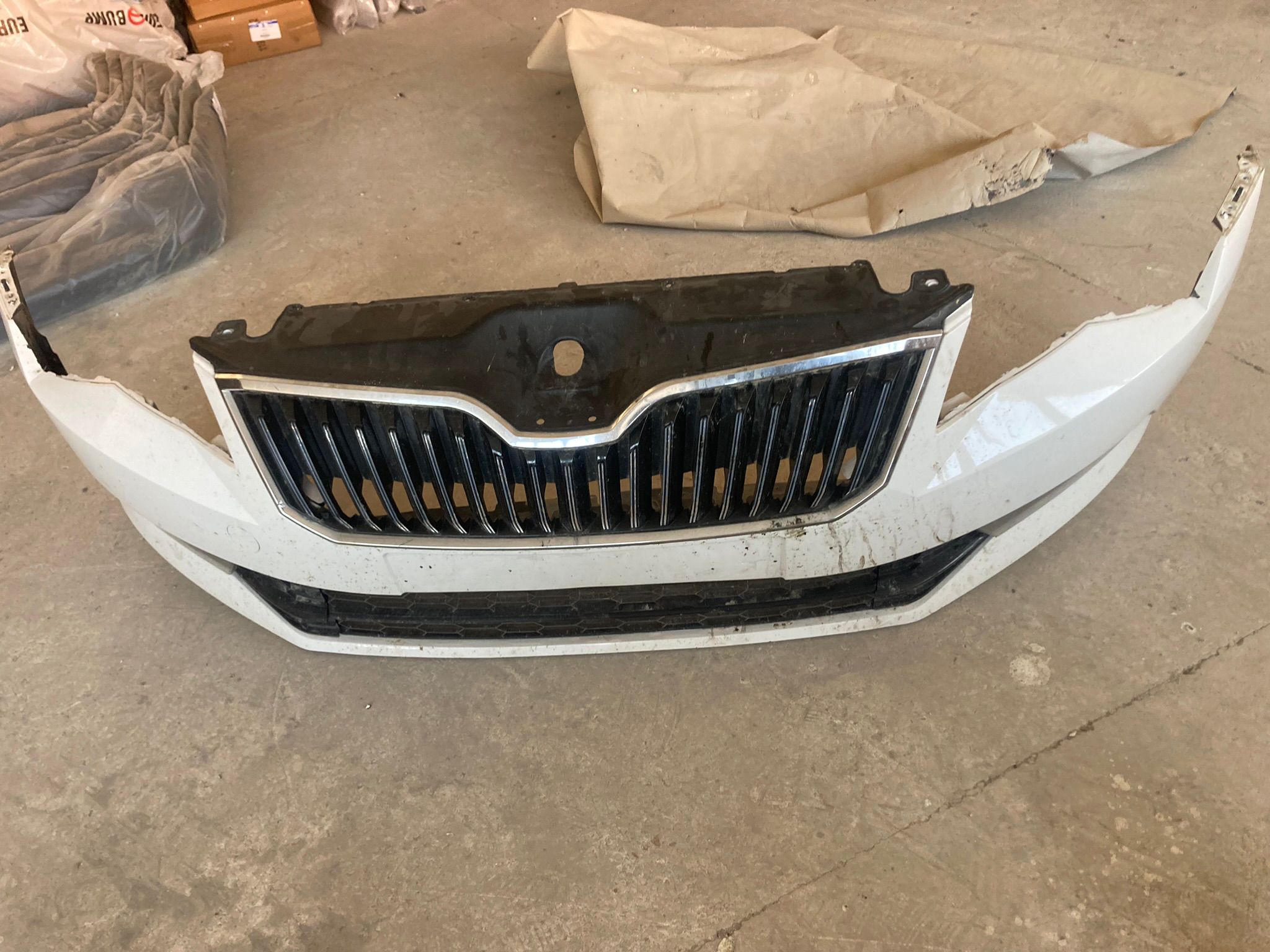 Skoda Superb Orijinal çıkma ön tampon Skoda Superb Orijinal çıkma ön tampon