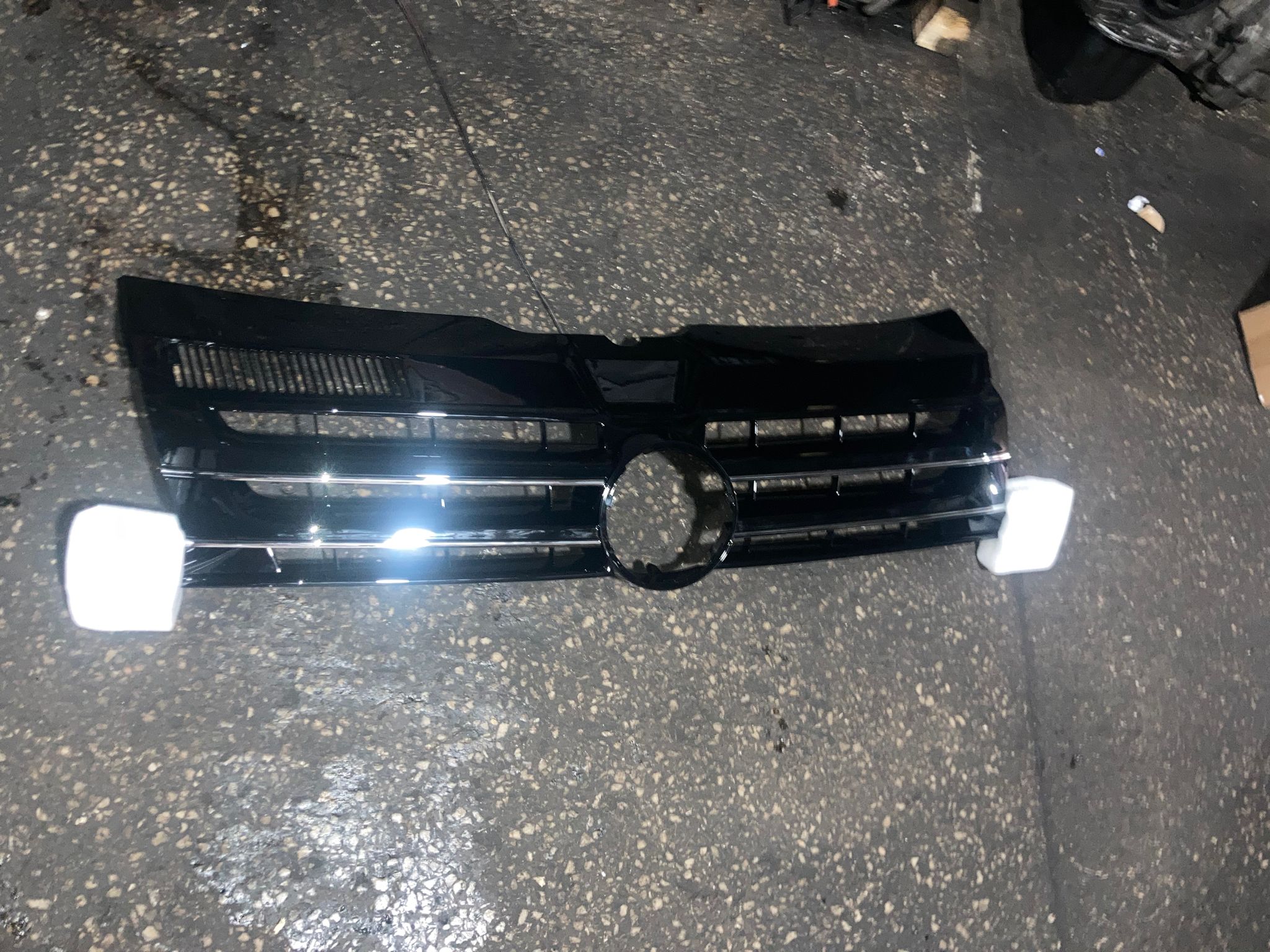 Volkswagen Transporter t6 Sıfır 1. Sınıf ön panjur Volkswagen Transporter t6 Sıfır 1. Sınıf ön panjur