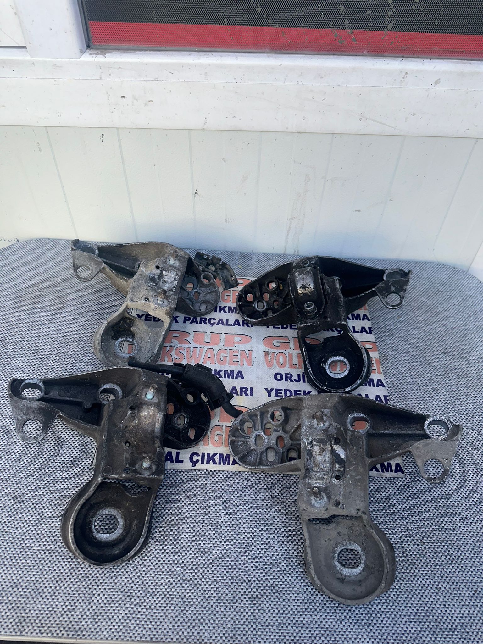 Audi a4 motor kulağı çıkma sehpa Audi a4 motor kulağı çıkma sehpa