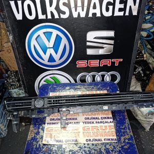 Volkswagen Passat b8 göğüs orta ızgara çıkma orijinal